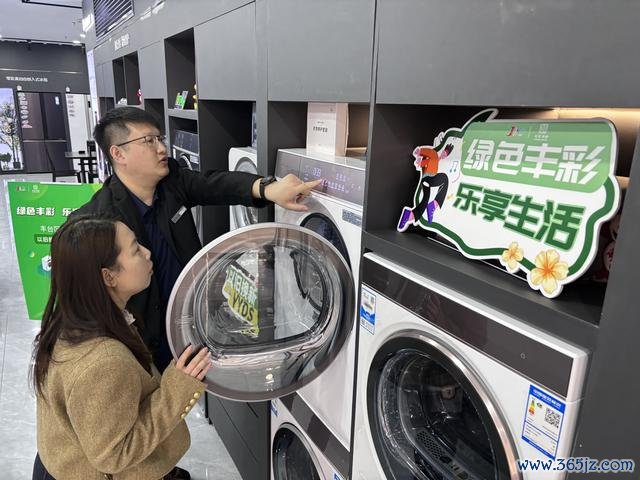 在红星好意思凯龙西四环店销售伙计向顾主先容相干商品。刘平摄